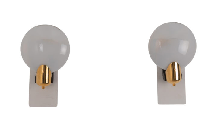 Pair of wall sconces in glass and brass, 1960s - de face
