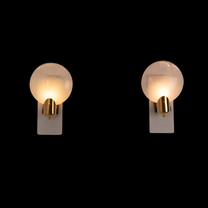 Pair of wall sconces in glass and brass, 1960s - fond noir