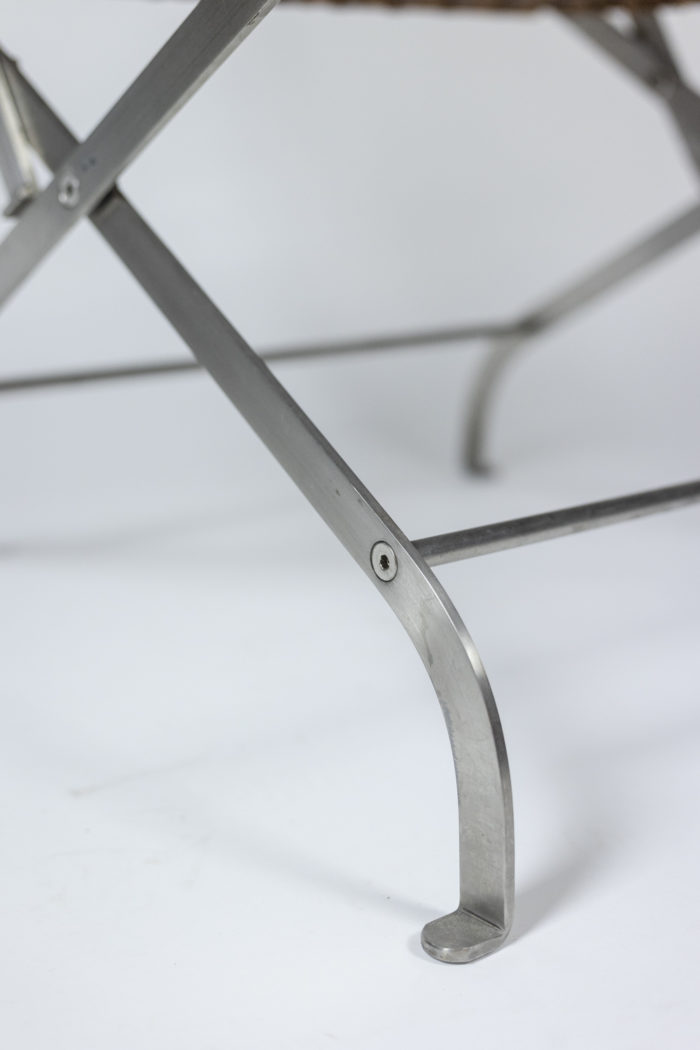 Paire de fauteuils en aluminium brossé et cuir - piètement