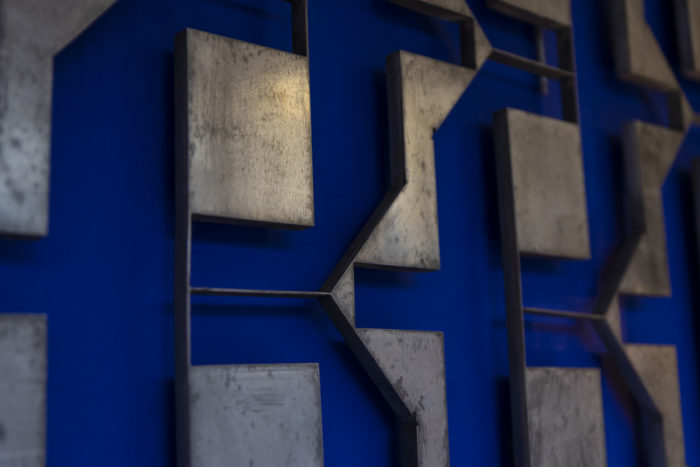 Pair of panels in cast aluminum, 1970s  - detail