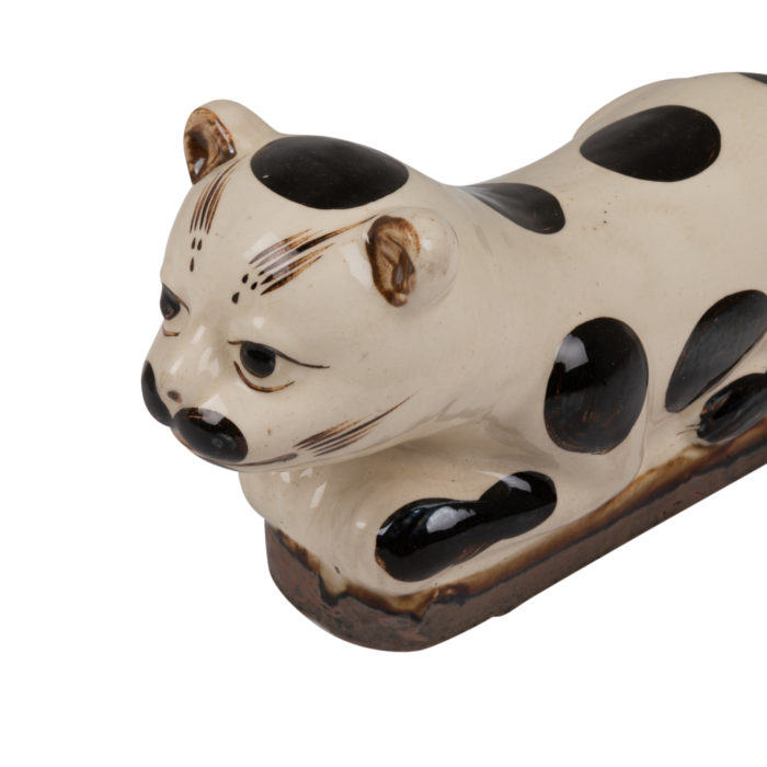 Cat in ceramic black and white, circa 1900 - focus