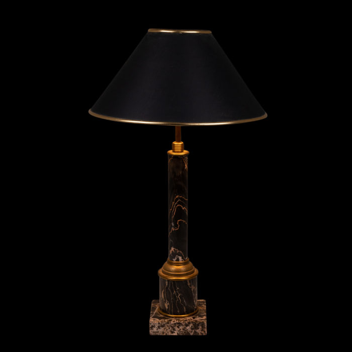 Lamp in marble style Empire, circa 1950 - fond noir