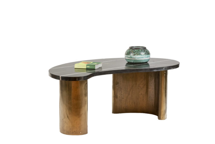 Table basse en laiton et marbre de forme haricot - ambiance