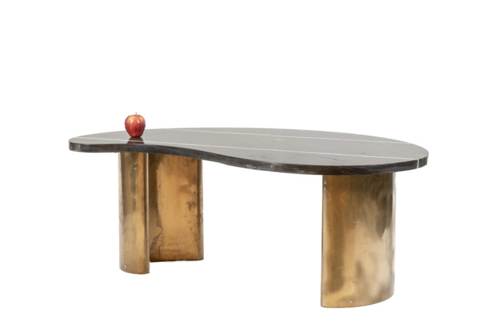 Table basse en laiton et marbre de forme haricot - échelle