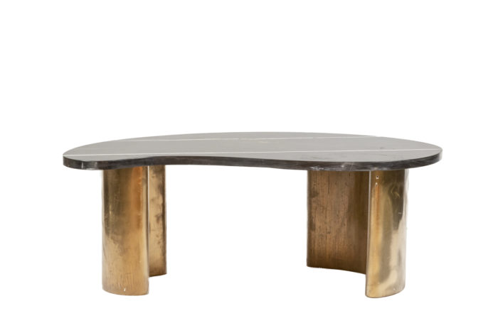 Table basse en laiton et marbre de forme haricot - face