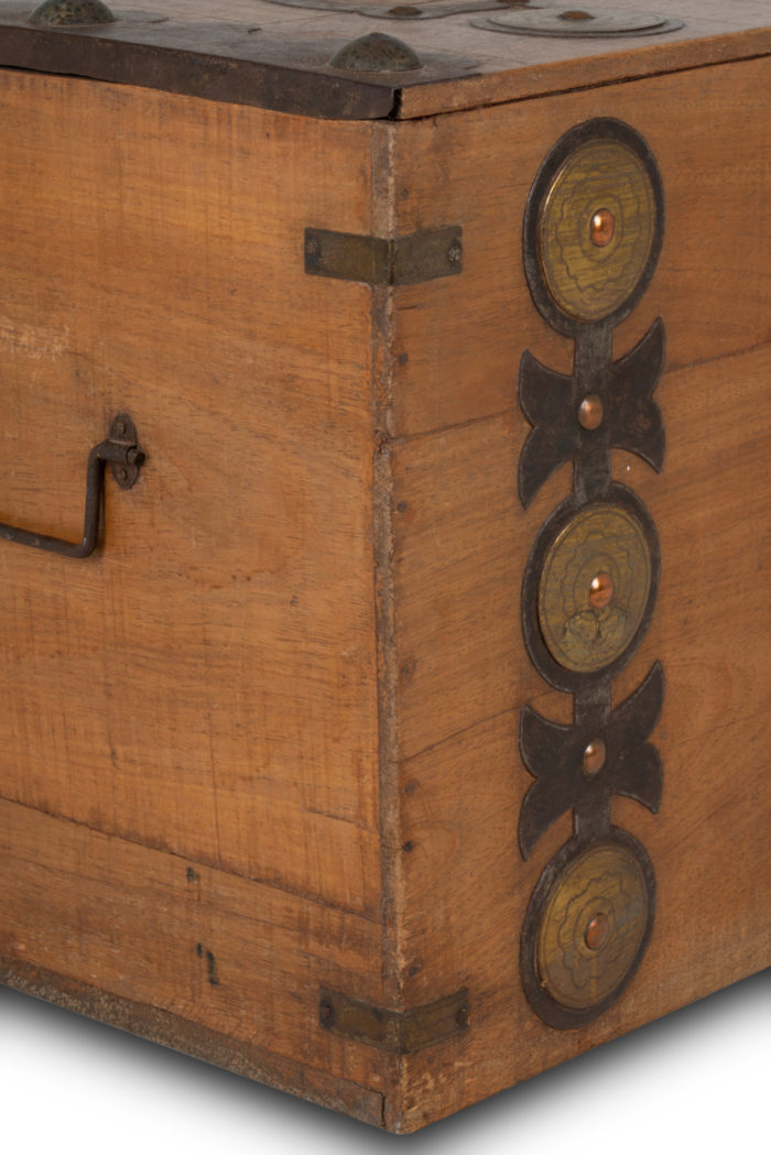 African style wooden chest, 20th century - focus