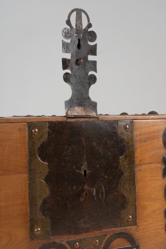 African style wooden chest, 20th century - zoom