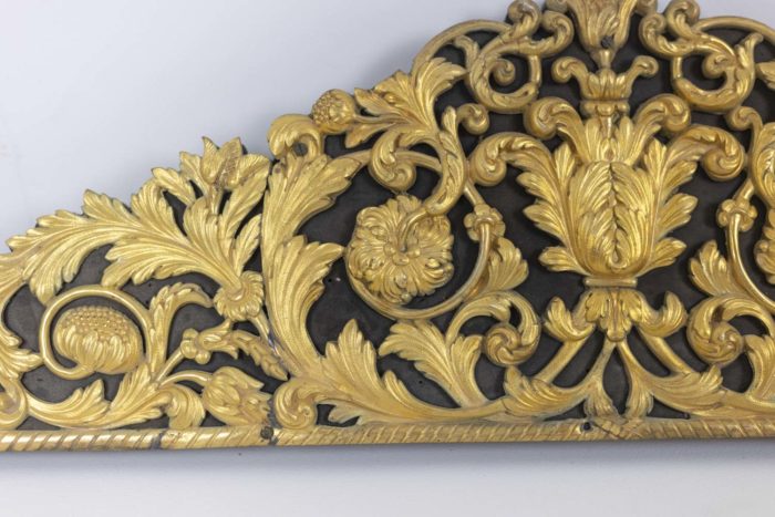 Pediment in gilded bronze and lacquered wood, circa 1880 - zoom