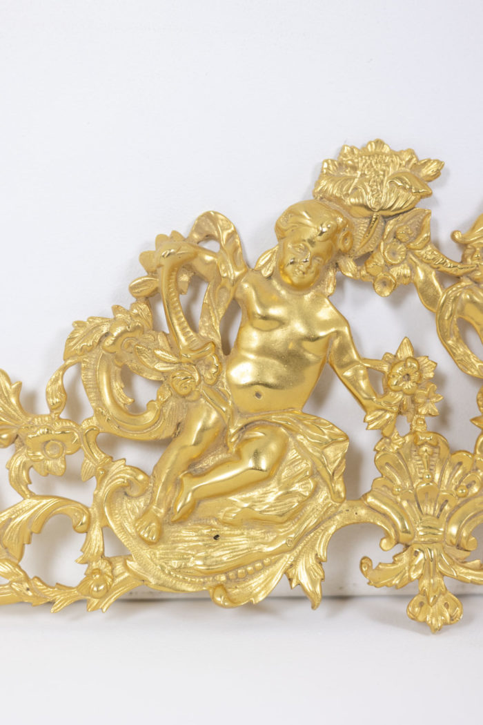 Gilded bronze pediment - zoom