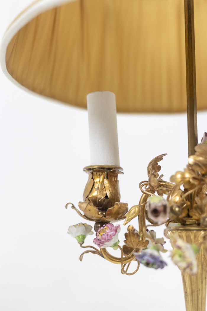 LAMPE BOUILLOTTE EN LAITON DORÉ A DÉCOR DE FLEURS EN PORCELAINE, TRAVIL FRANÇAIS DE STYLE LXV, EPOQUE 1900 - bobèche