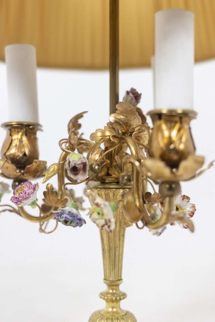 LAMPE BOUILLOTTE EN LAITON DORÉ A DÉCOR DE FLEURS EN PORCELAINE, TRAVIL FRANÇAIS DE STYLE LXV, EPOQUE 1900 - détail