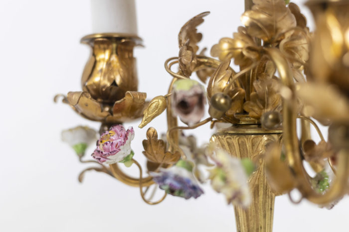 LAMPE BOUILLOTTE EN LAITON DORÉ A DÉCOR DE FLEURS EN PORCELAINE, TRAVIL FRANÇAIS DE STYLE LXV, EPOQUE 1900 - fleurs