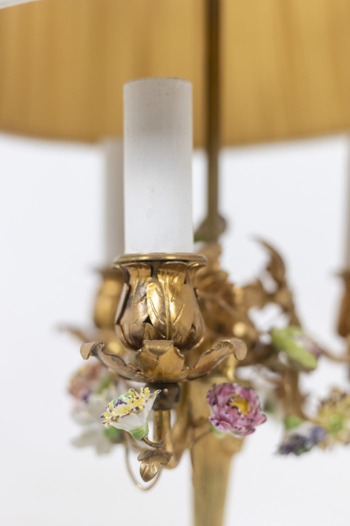 LAMPE BOUILLOTTE EN LAITON DORÉ A DÉCOR DE FLEURS EN PORCELAINE, TRAVIL FRANÇAIS DE STYLE LXV, EPOQUE 1900 - focus bobèche