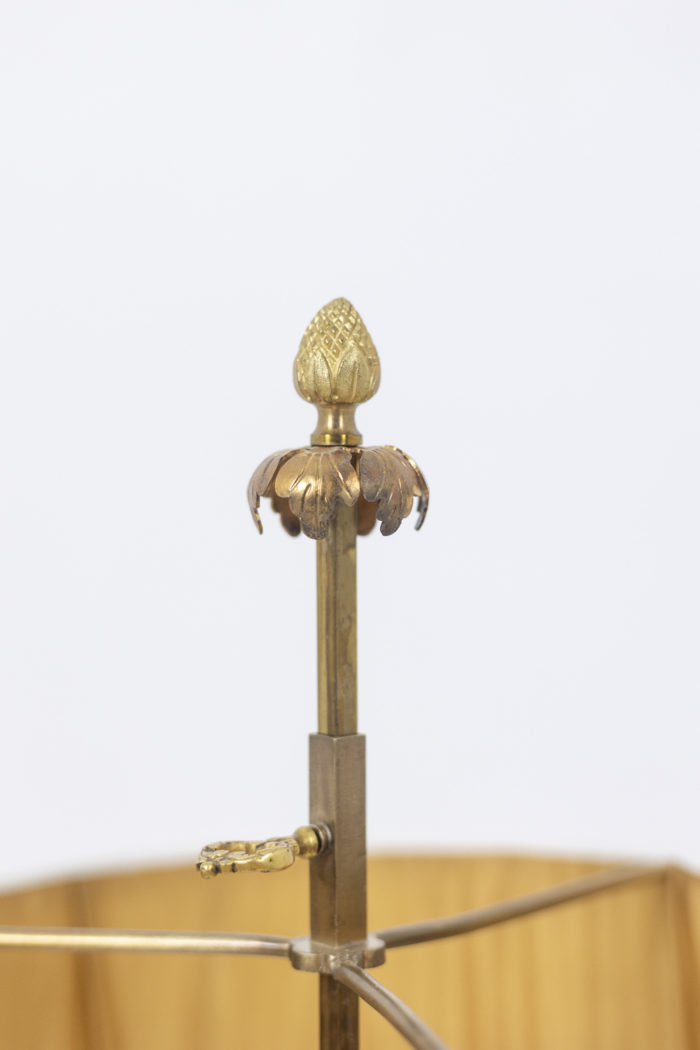 LAMPE BOUILLOTTE EN LAITON DORÉ A DÉCOR DE FLEURS EN PORCELAINE, TRAVIL FRANÇAIS DE STYLE LXV, EPOQUE 1900 - gland stylisé