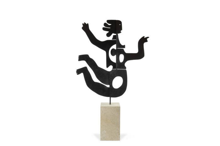 Sculpture reposant sur son socle en travertin