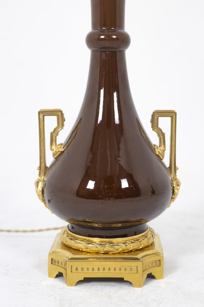 Paire de lampes de forme balustre, sang de boeuf - base en bronze doré