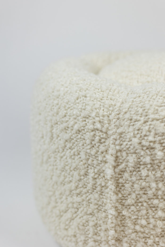 Pouf à bouclettes blanches - autre détail