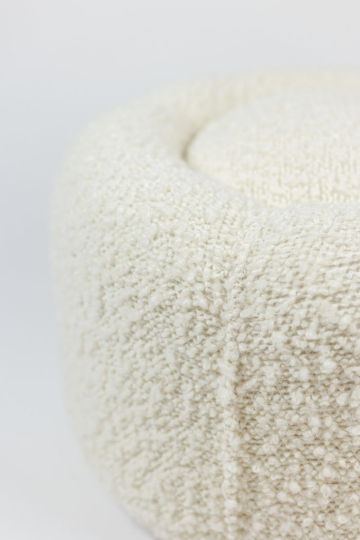 Pouf à bouclettes blanches - focus