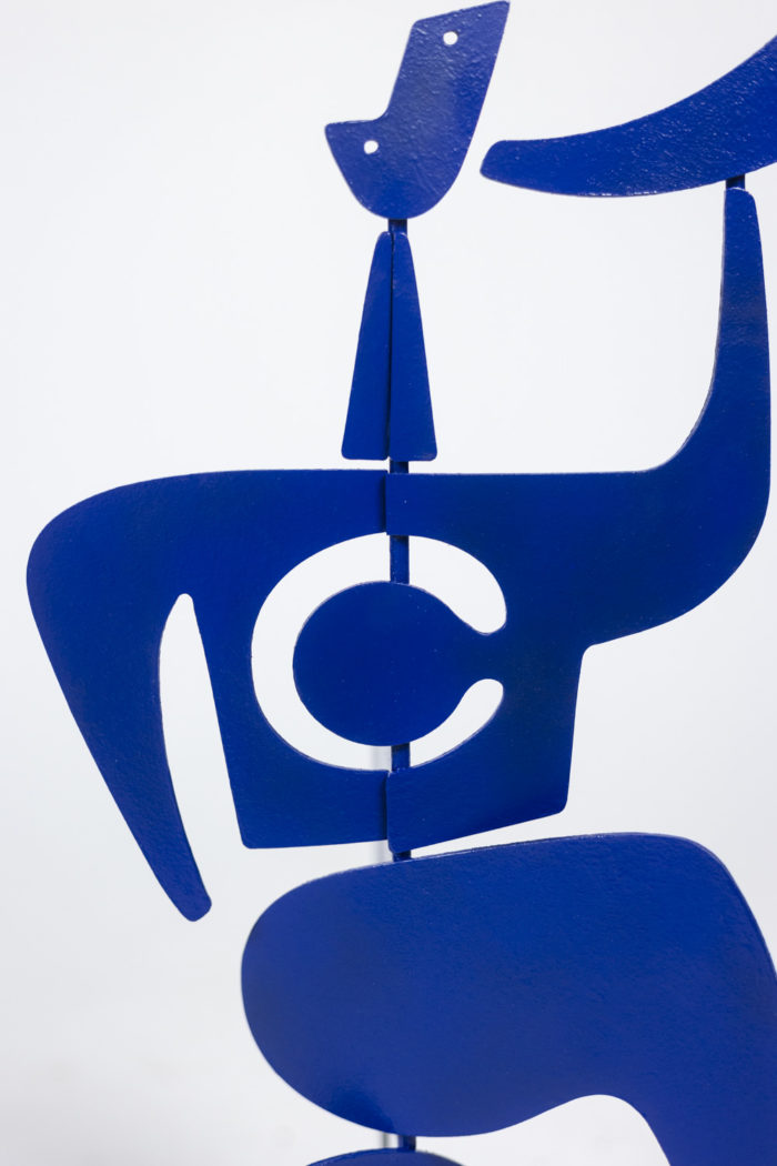 Sculpture Bugler la trompette bleu Klein - focus