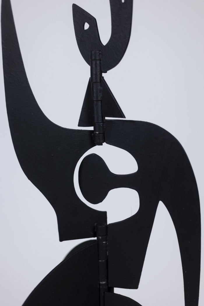 Standing sculpture "Jouve", contemporary work - focus