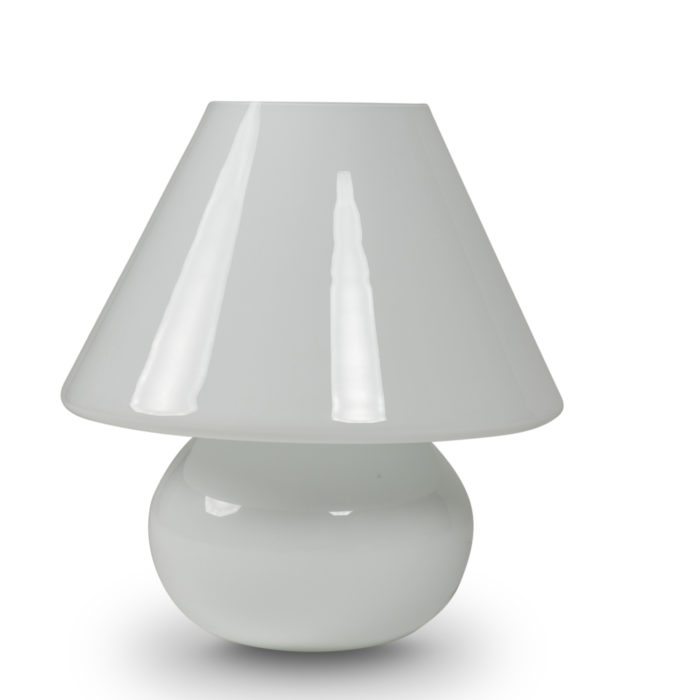 Paire de lampes en opaline blanche - focus sur une