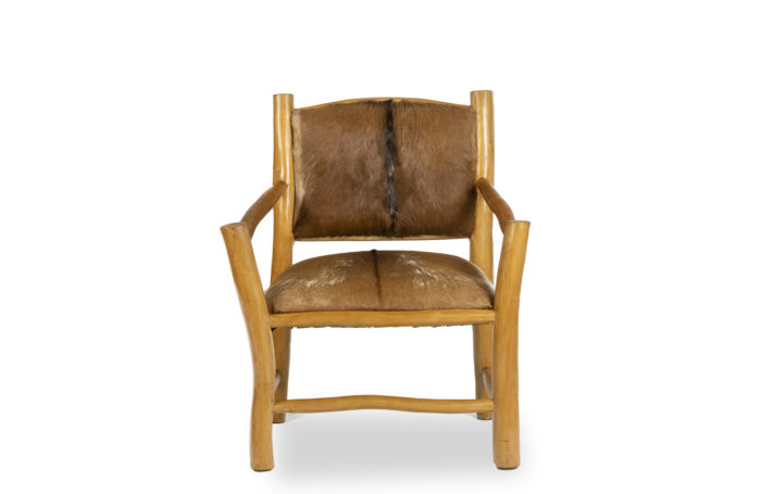 Fauteuil de style Brutaliste en orme massif naturel blond, avec son assise et son dossier en peau de chèvre - face