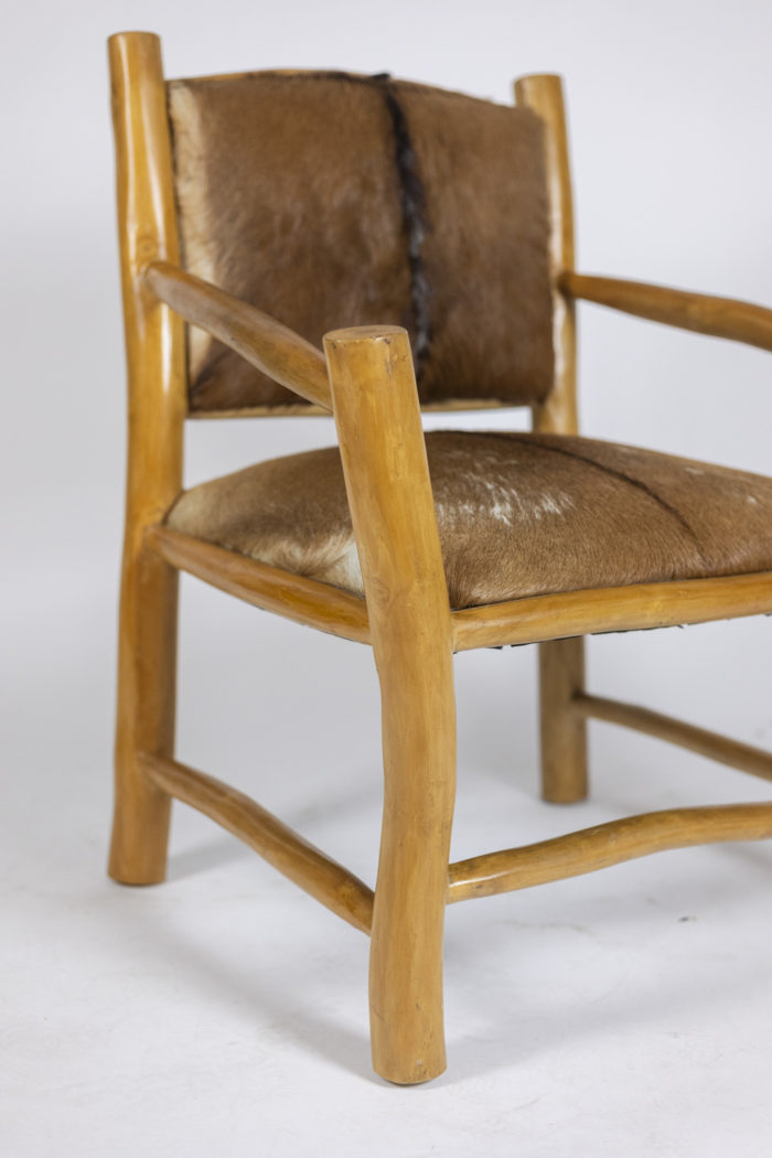 Brutalist style armchair in elm and goatskin, 1970s - zoom