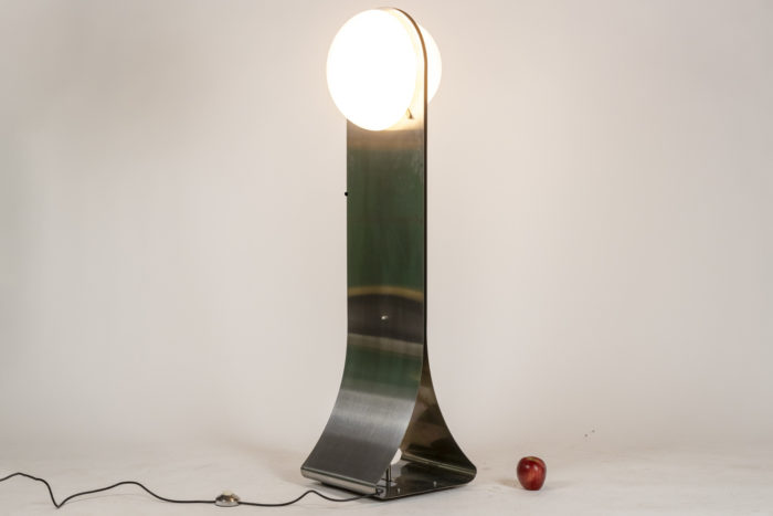 Brushed metal floor lamp, with its two white opaline globes, round in shape.  French work realized in the 1970s.- ladder