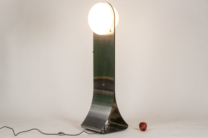 Lampadaire en métal brossé, avec ses deux globes en opaline de couleur blanche, de forme ronde - échelle