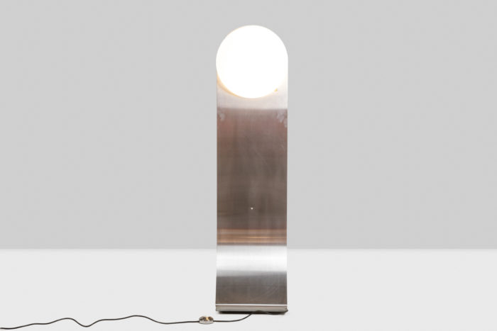 Brushed metal floor lamp, with its two white opaline globes, round in shape.  French work realized in the 1970s.- face