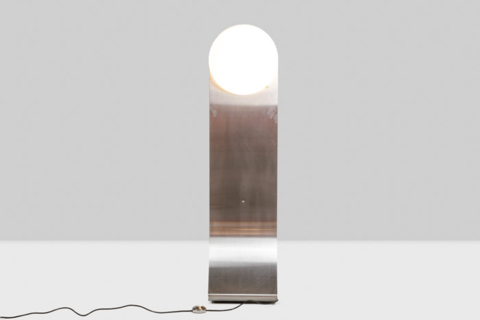 Lampadaire en métal brossé, avec ses deux globes en opaline de couleur blanche, de forme ronde - face