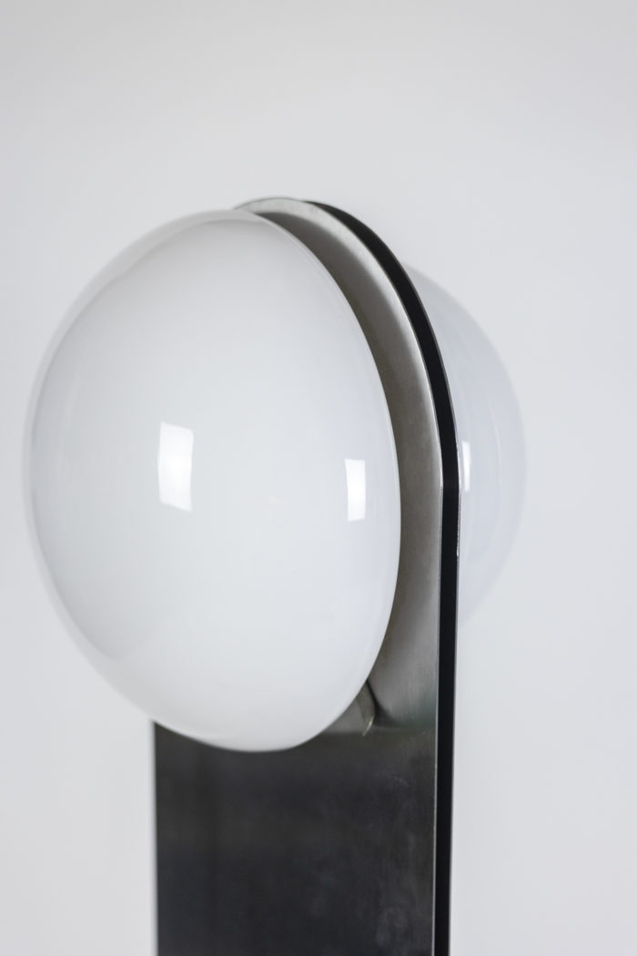Lampadaire en métal brossé, avec ses deux globes en opaline de couleur blanche, de forme ronde - focus globe