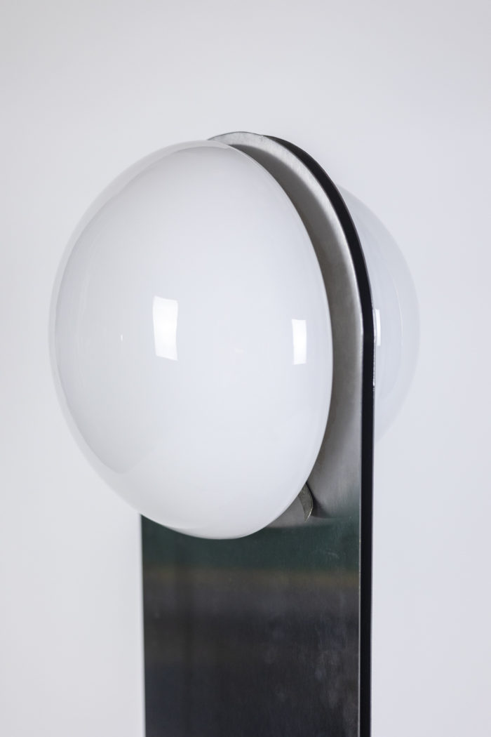 Lampadaire en métal brossé, avec ses deux globes en opaline de couleur blanche, de forme ronde - foxus opaline blanche