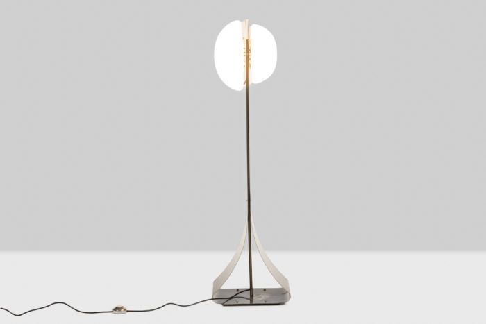 Brushed metal floor lamp, with its two white opaline globes, round in shape.  French work realized in the 1970s.- face