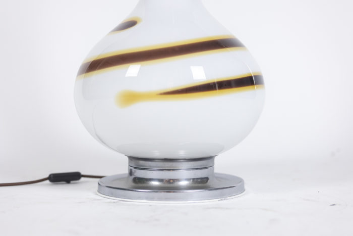 Lampe en verre blanc à décor d'une spirale marron et jaune, années 1970 - base