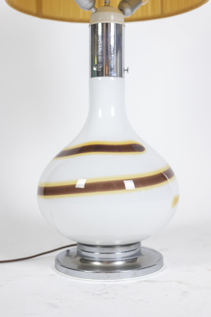 Lampe en verre blanc à décor d'une spirale marron et jaune, années 1970 - focus