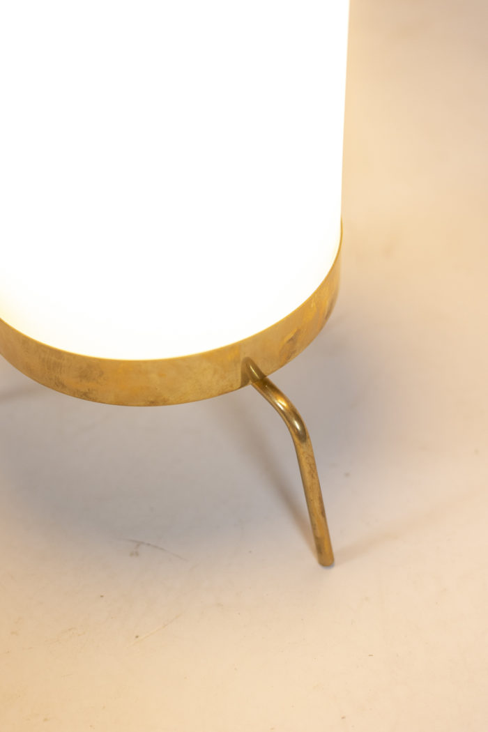 Lampe italienne de forme tube en opaline blanche et laiton doré, piètement tripode - allumée et base tripode