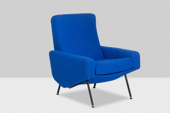 Paire de fauteuils de Pierre Guariche, tissu de couleur bleue et piètement en métal laqué noir - 3:4