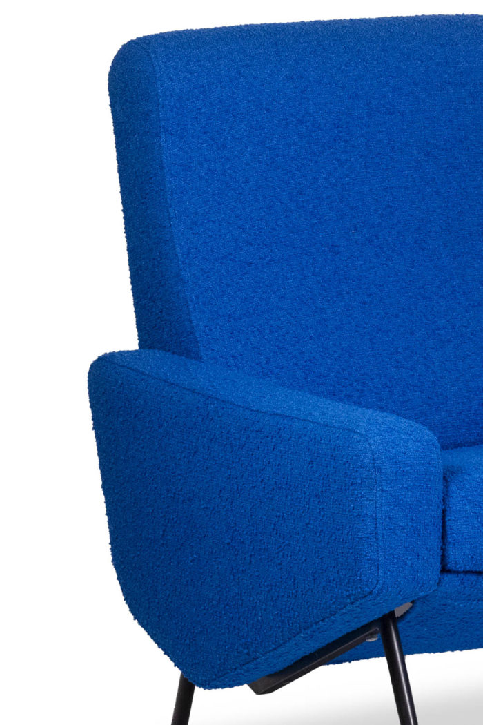 Paire de fauteuils de Pierre Guariche, tissu de couleur bleue et piètement en métal laqué noir - détail