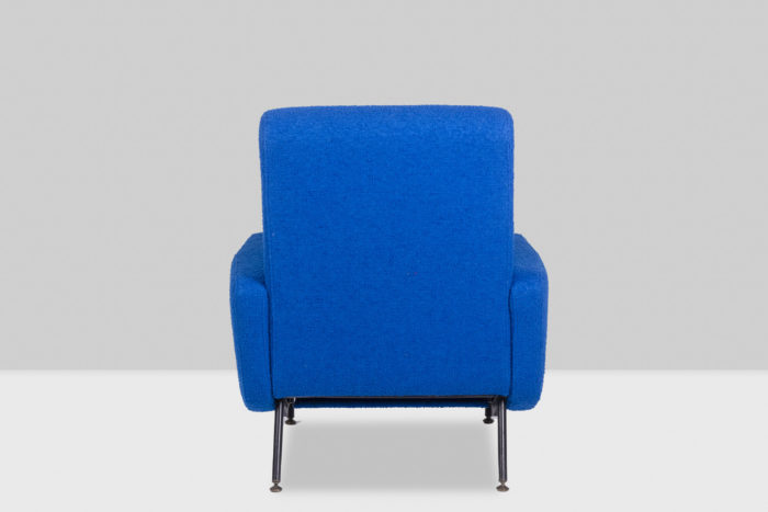 Paire de fauteuils de Pierre Guariche, tissu de couleur bleue et piètement en métal laqué noir - dos