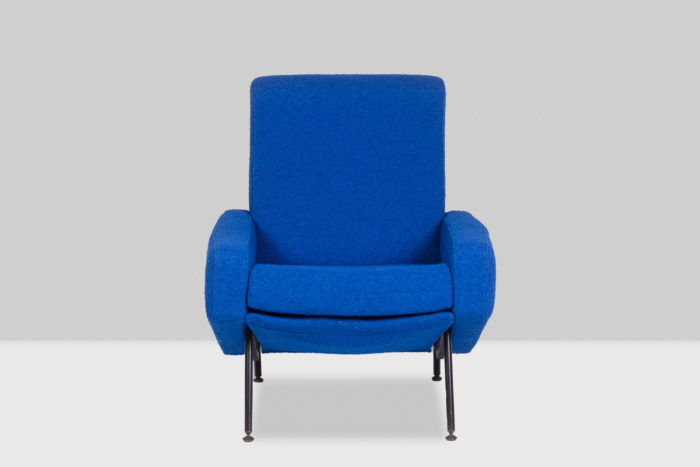 Paire de fauteuils de Pierre Guariche, tissu de couleur bleue et piètement en métal laqué noir - face