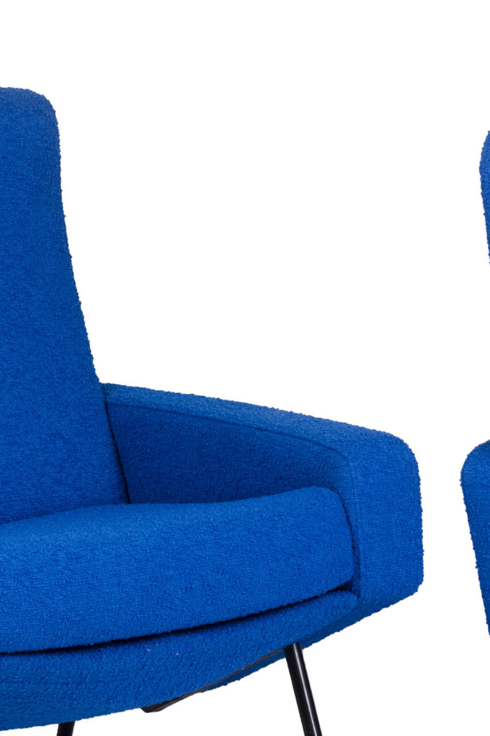 Paire de fauteuils de Pierre Guariche, tissu de couleur bleue et piètement en métal laqué noir - focus