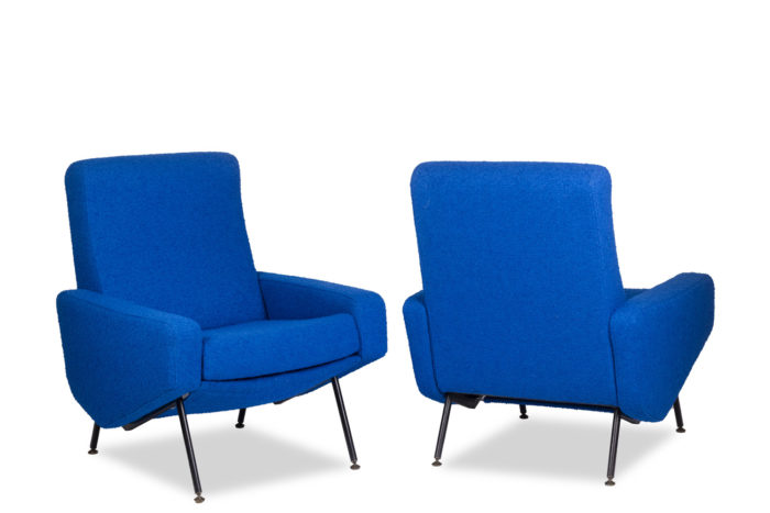 Paire de fauteuils de Pierre Guariche, tissu de couleur bleue et piètement en métal laqué noir - la paire mise en scène