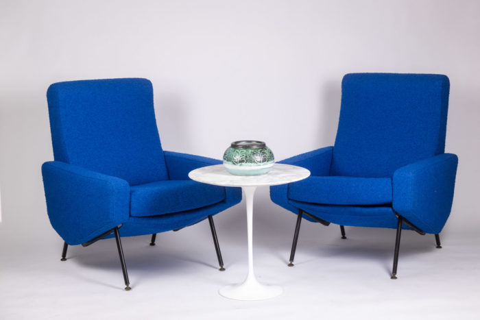 Paire de fauteuils de Pierre Guariche, tissu de couleur bleue et piètement en métal laqué noir - mise en scène