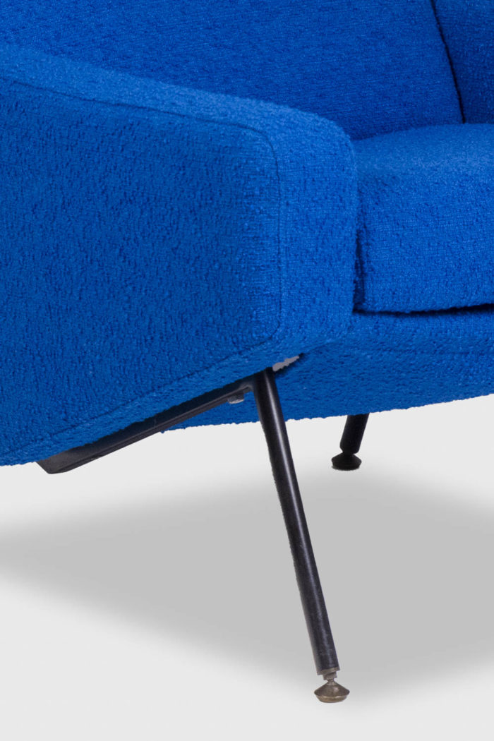 Paire de fauteuils de Pierre Guariche, tissu de couleur bleue et piètement en métal laqué noir - piètement