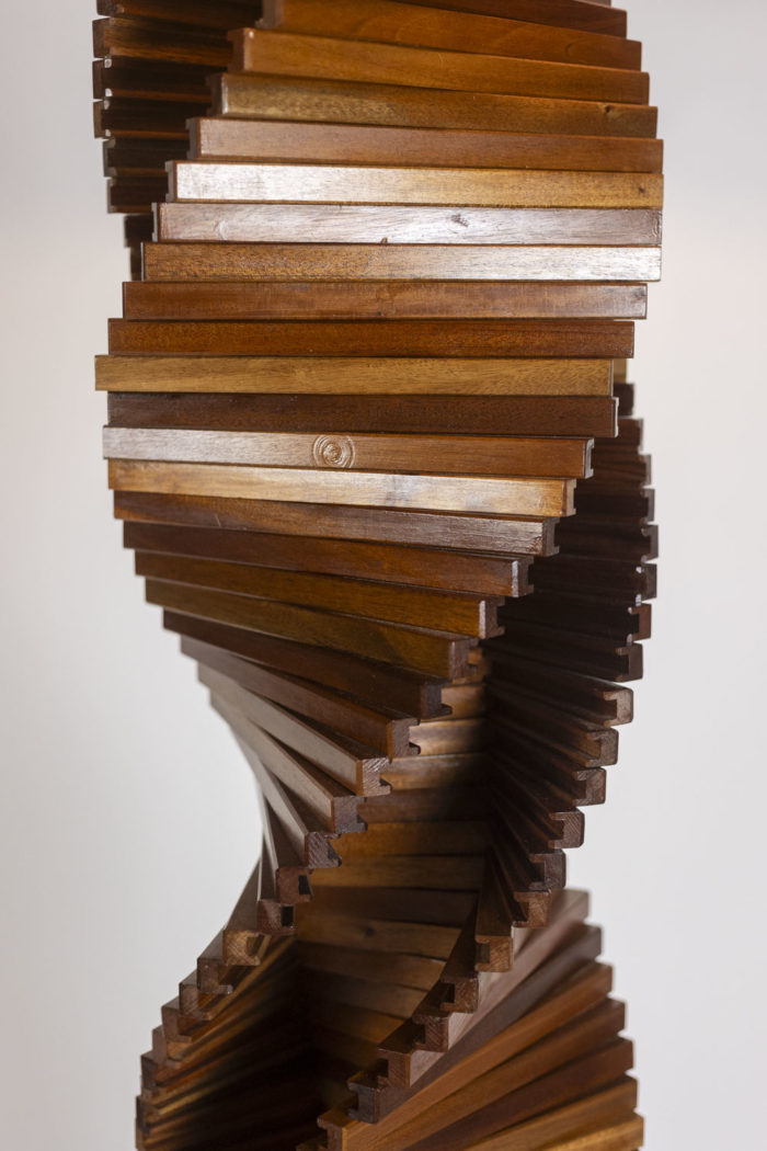 Pied de lampe en bois, sculptural. Années 1980 - forme sculpturale