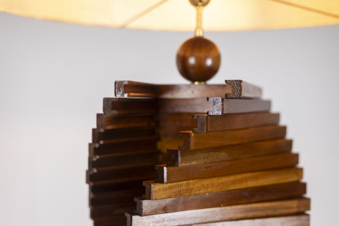 Pied de lampe en bois, sculptural. Années 1980 - haut de la lampe