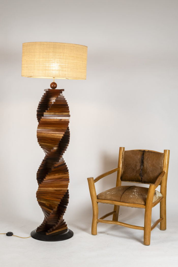Pied de lampe en bois, sculptural. Années 1980 - mise en scène