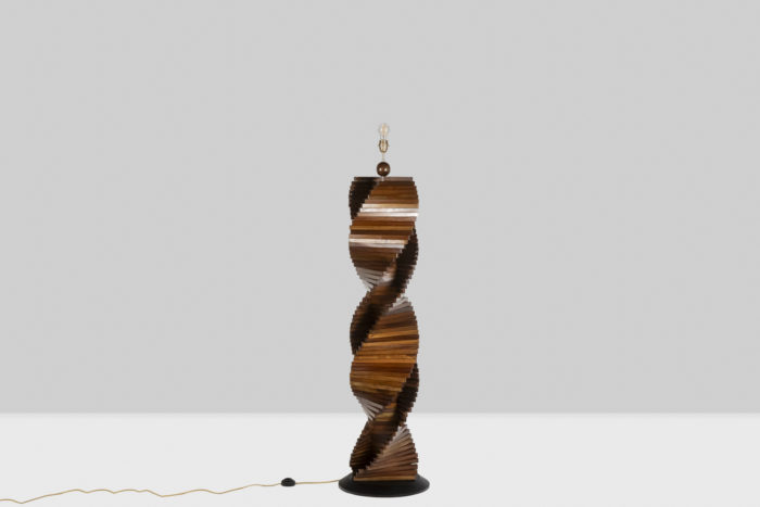 Pied de lampe en bois, sculptural. Années 1980 - sans abat-jour