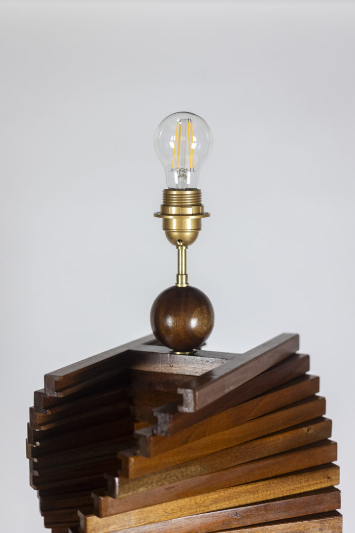 Pied de lampe en bois, sculptural. Années 1980. - focus ampoule